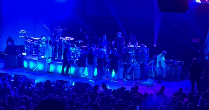 Carlos Santana ha un malore e sviene durante un concerto a Clarkston | VIDEO article-post