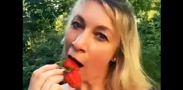 Il video criptico della portavoce di Lavrov che mangia fragole e non dice niente article-post