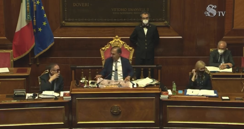 La Russa legge la Gazzetta dello Sport durante una seduta in Senato | VIDEO article-post