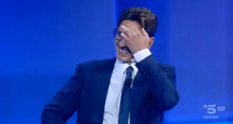 Piersilvio Berlusconi ride a una battuta sul ridimensionamento di Barbara D’Urso a Mediaset | VIDEO article-post