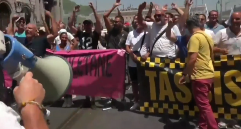 L’ignobile coro dei tassisti con gli insulti sessisti a Selvaggia Lucarelli | VIDEO article-post