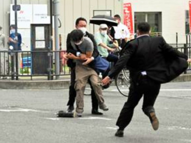 Shinzo Abe colpito da armi da fuoco a Nara: l’ex premier giapponese non dà segni di vita | VIDEO article-post
