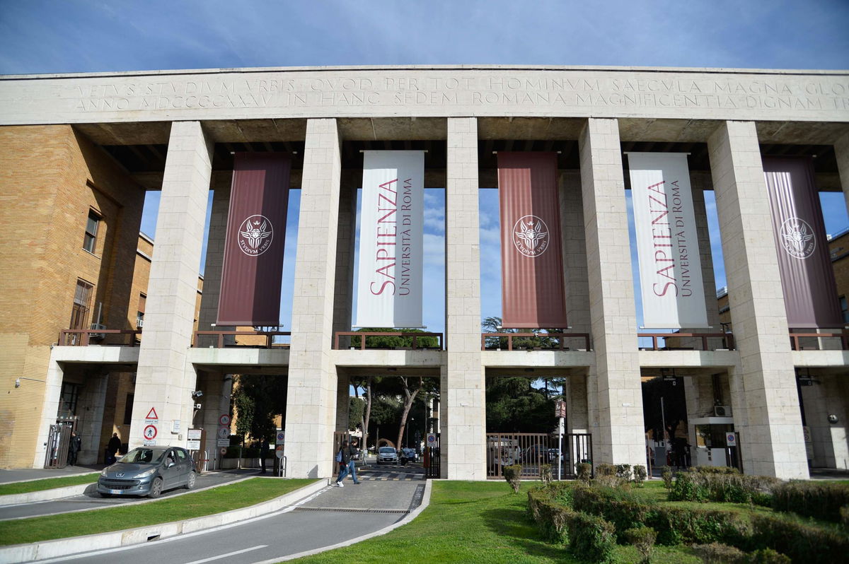 Violenti scontri all’Università Sapienza tra agenti della Polizia e manifestanti contro la conferenza di Capezzone e Roscani | VIDEO article-post