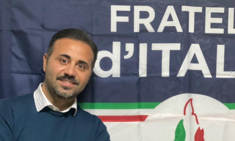 Il consigliere comunale di Fratelli d’Italia che strumentalizza l’Olocausto per fare ironia sul PD