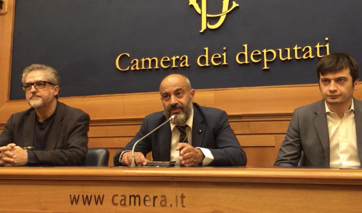 La minaccia di Paragone: “Vedremo se le forze dell’ordine sono ancora capaci di tenere il dissenso” | VIDEO article-post
