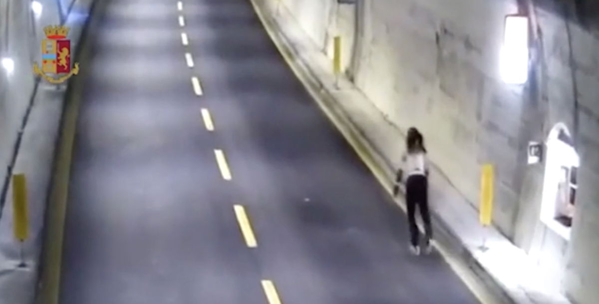 “Stavo seguendo il navigatore: l’assurda spiegazione della giovane con i pattini in autostrada | VIDEO article-post
