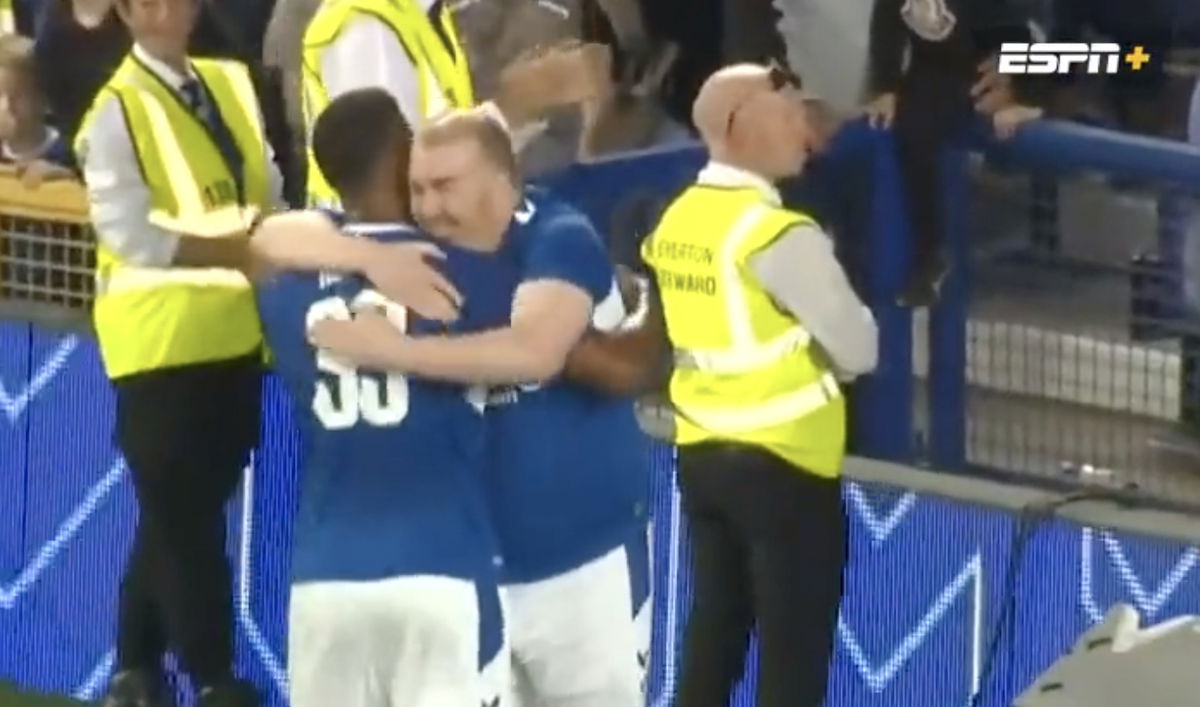 C’è un motivo se un tifoso dell’Everton è entrato in campo per tirare un rigore alla Dinamo Kiev. Un ottimo motivo | VIDEO article-post
