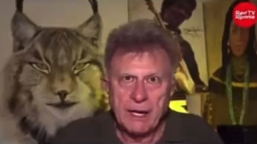 “Benzina o diesel, che caz*o te ne frega”, Red Ronnie è convinto che il distributore di carburante voglia “tracciarlo” | VIDEO article-post