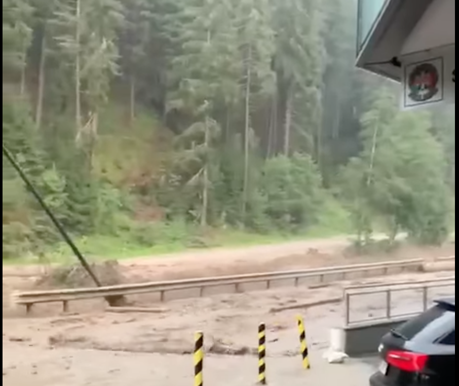 In Valdaora la furia del torrente travolge il ponte: le immagini sono spaventose | VIDEO article-post