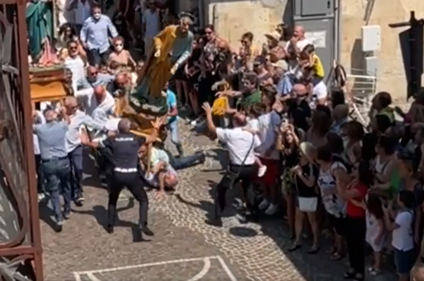 Il momento in cui la statua sta per cadere sulla folla durante la festa a Pazzano | VIDEO article-post