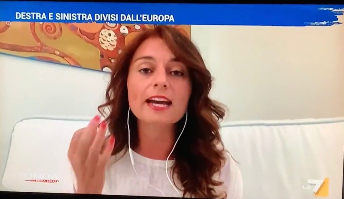 Il clamoroso strafalcione dell’eurodeputata leghista Ceccardi, che confonde l’art.1 della Costituzione con il 3 | VIDEO article-post