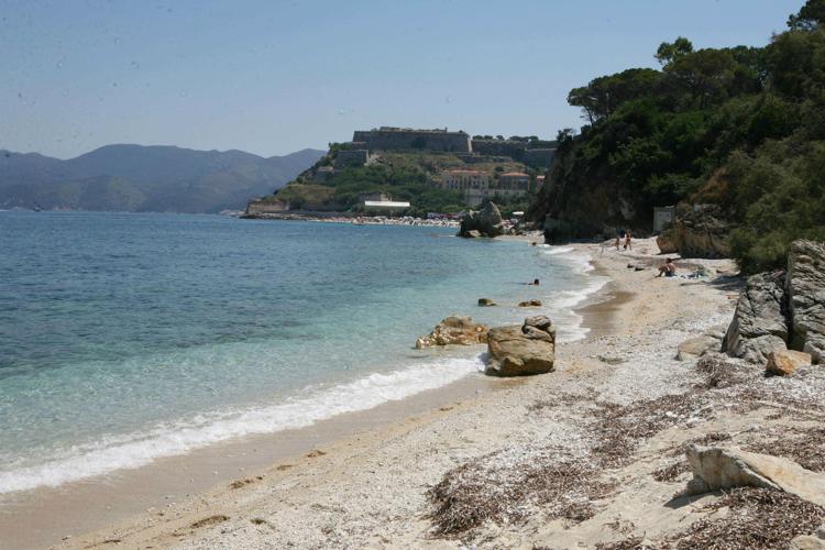 Giallo sull’Isola d’Elba, scompare la figlia dell’ex super-poliziotto Micalizio: trovato morto il suo cane article-post