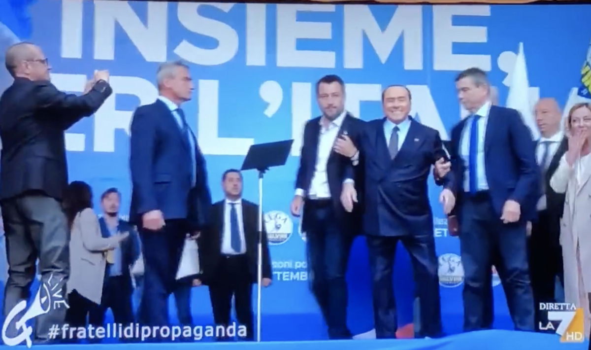 L’imperdibile filmato di Berlusconi che sembra una scena di “Weekend con il morto” | VIDEO article-post