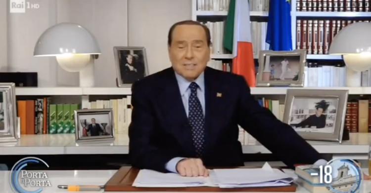Berlusconi imita Gheddafi