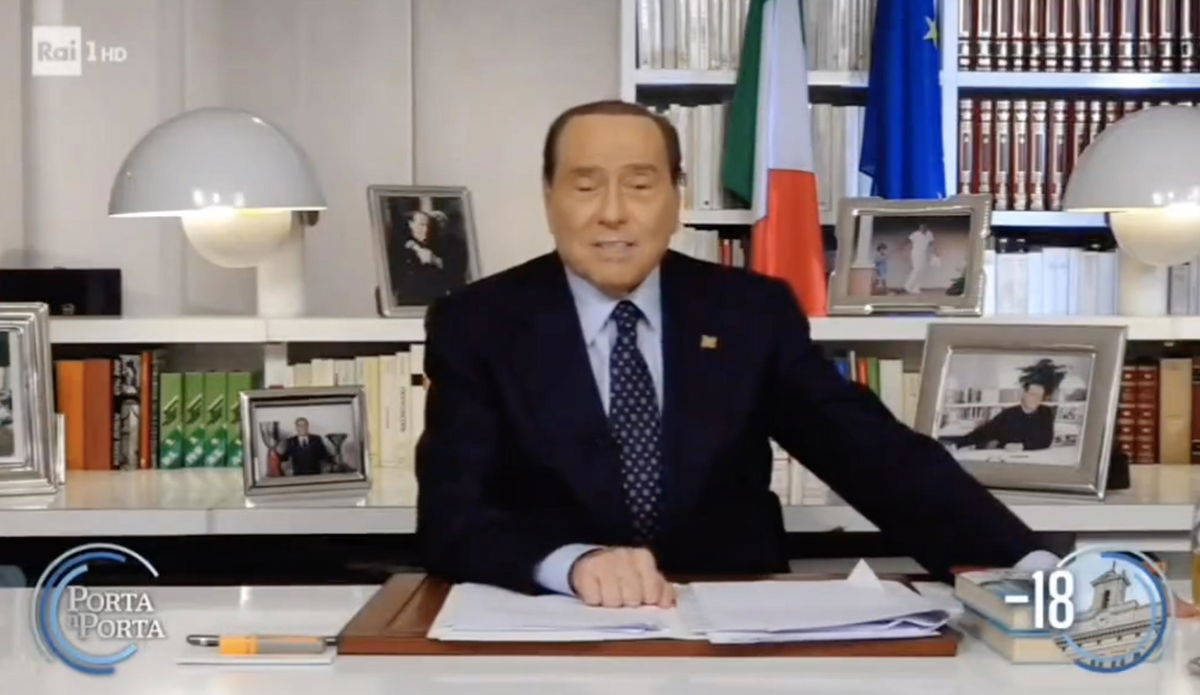La campagna elettorale di Berlusconi: imita Gheddafi a “Porta a Porta” parlando dei bidet | VIDEO article-post