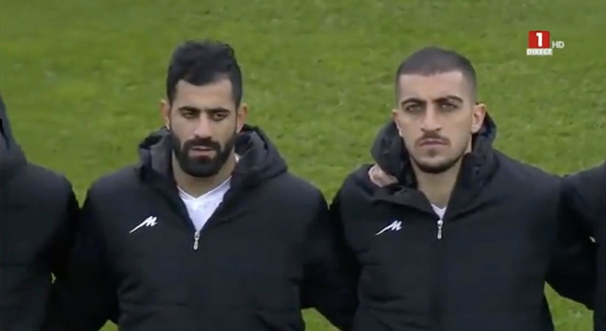 I calciatori iraniani coprono la maglia della Nazionale durante l’inno per schierarsi al fianco delle donne | VIDEO article-post