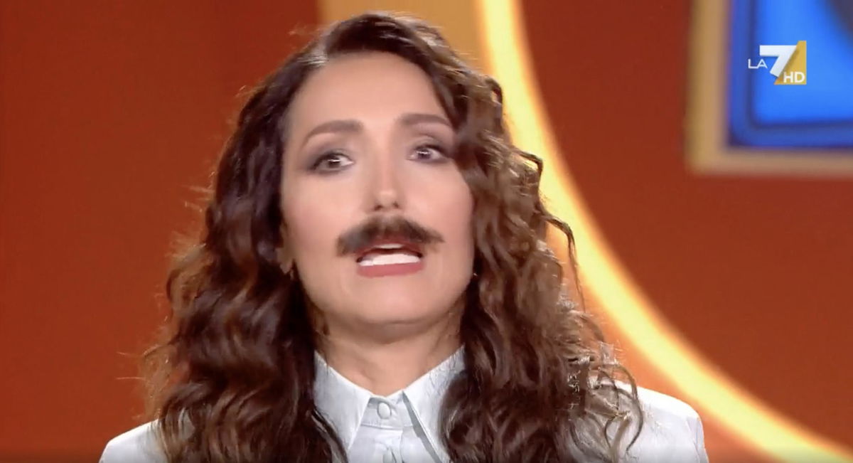 La provocazione di Caterina Balivo con i baffi: perché ha condotto così il suo quiz show | VIDEO article-post