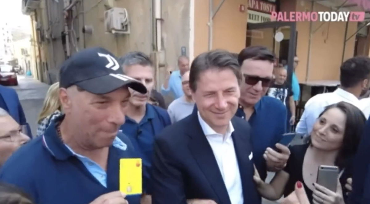 “U papà del reddito”, così Conte è stato accolto a Palermo | VIDEO article-post