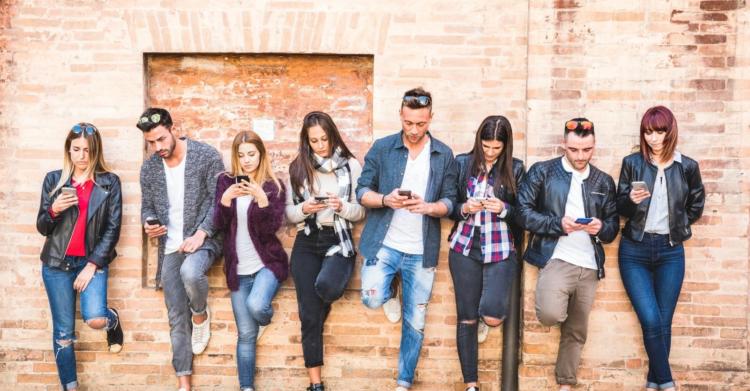 Istituto Malpighi di Bologna vieta il possesso del telefono durante le lezioni