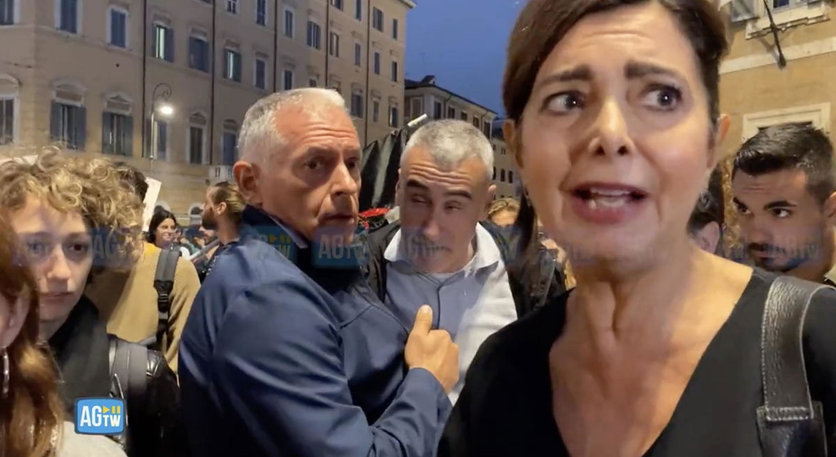 Laura Boldrini contestata in piazza dalle attiviste di “Non una di meno” | VIDEO article-post