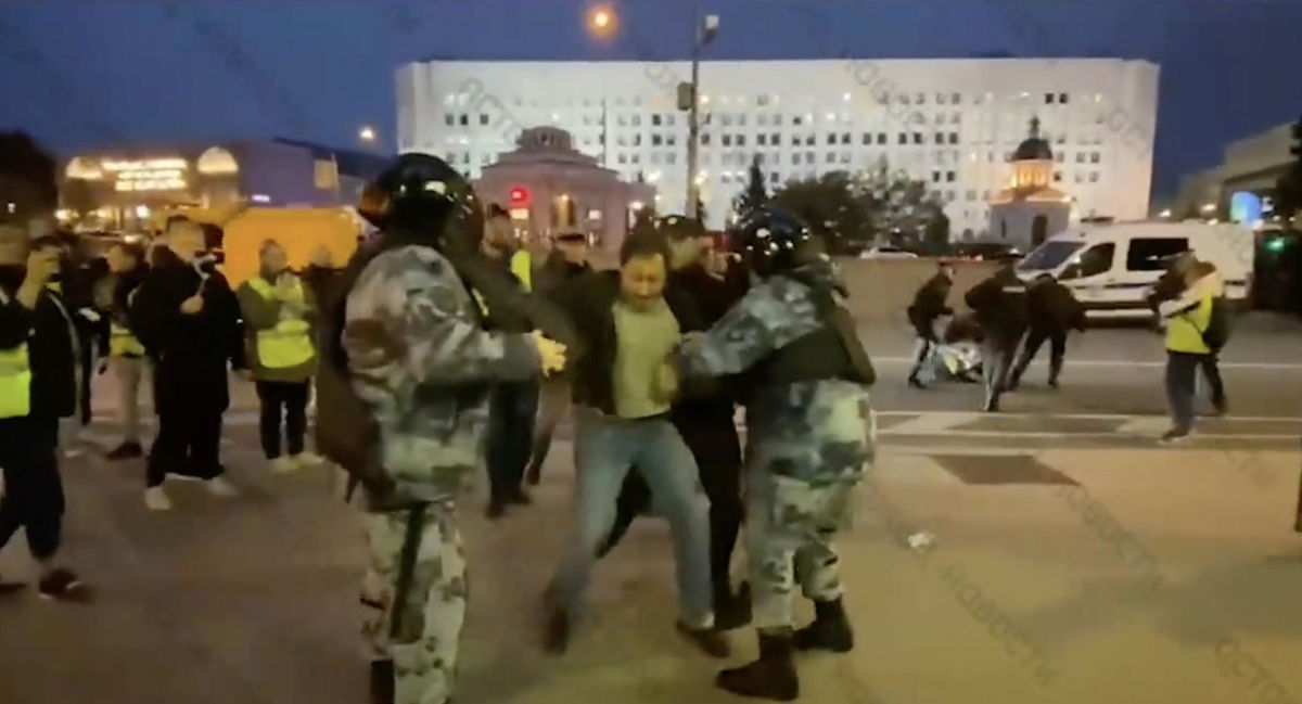 “In trincea mandateci Putin”, la protesta dei russi dopo l’annuncio sulla mobilitazione: oltre 1.000 gli arresti | VIDEO article-post