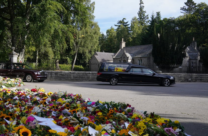 Elisabetta II: il corteo funebre lascia Balmoral e si dirige verso Edimburgo article-post
