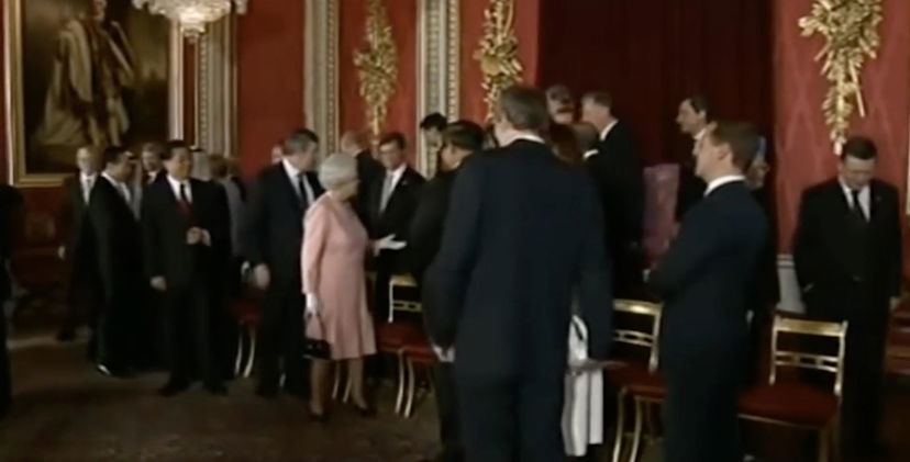 Quando la Regina Elisabetta rimproverò Berlusconi davanti agli altri leader mondiali | VIDEO preview