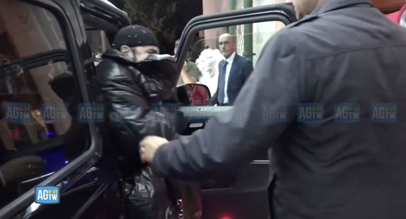 “Votate la mer*a che siete”, lo sfogo di Renato Zero all’arrivo in albergo (che era anche comitato elettorale di Fratelli d’Italia) | VIDEO article-post