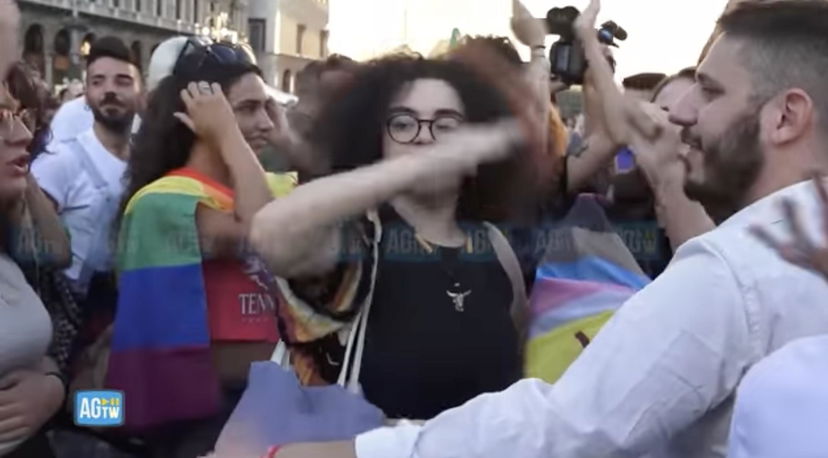Il gruppo di ragazze che contestano Giorgia Meloni a Milano | VIDEO preview