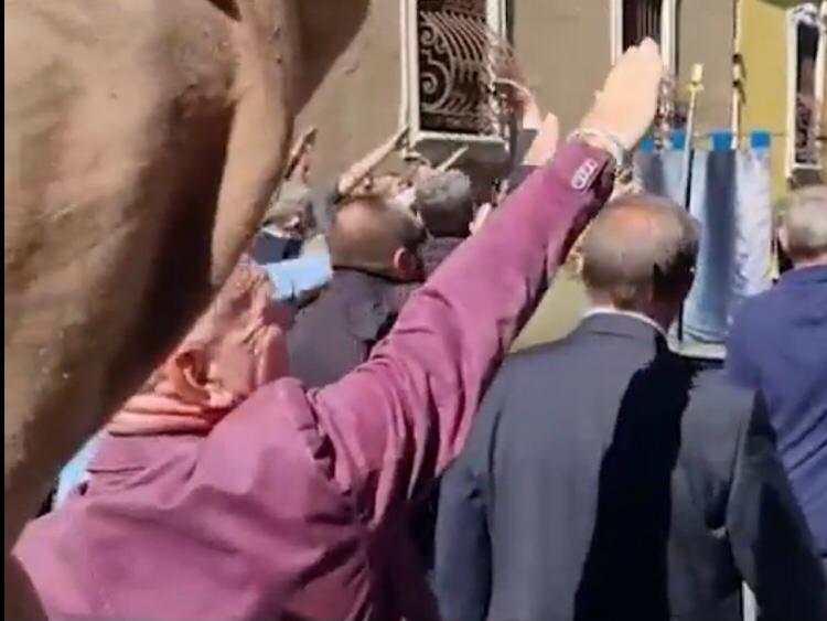 L’assessore Romano La Russa, fratello di Ignazio, fa il saluto romano ad un funerale | VIDEO article-post