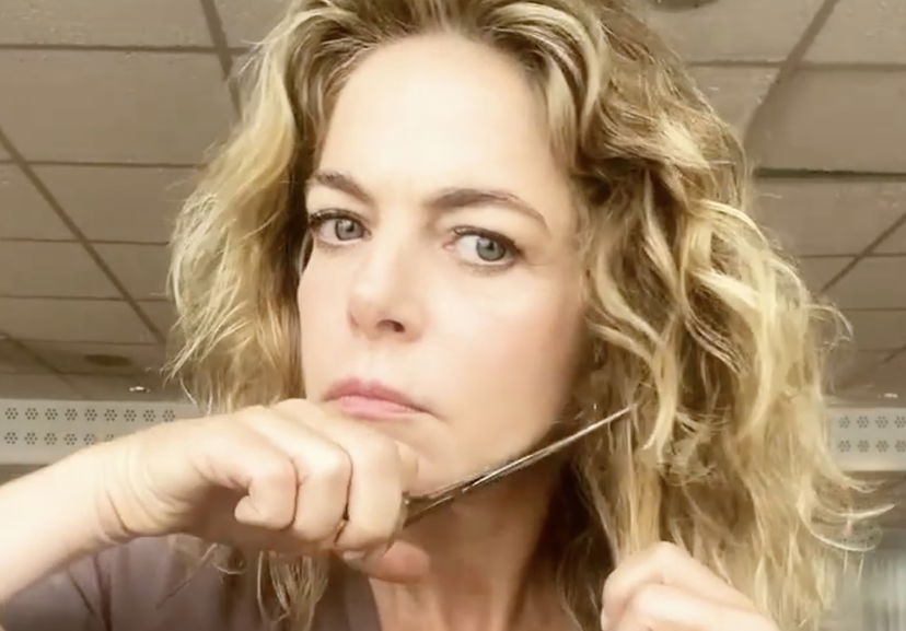 “Sorelle del mondo”, Claudia Gerini si taglia una ciocca di capelli per esprimere vicinanza alle donne iraniane | VIDEO article-post