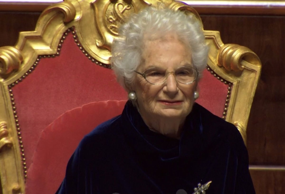 Le prime parole di Liliana Segre alla Presidenza del Senato: “È toccato a me, nel mese del centesimo anniversario della marcia su Roma” | VIDEO article-post