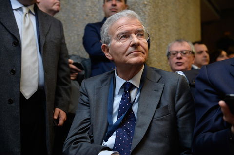 “Vuole sfregiare Meloni, l’abusiva”, la rivelazione di Fabrizio Cicchitto sulle mosse di Berlusconi preview