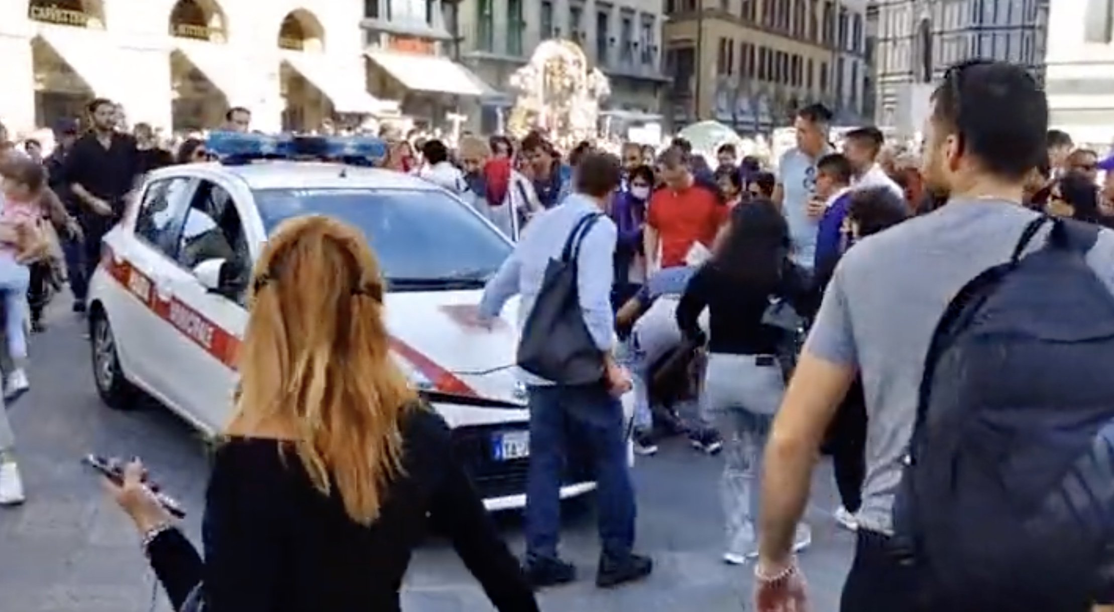 Firenze auto vigili investe folla