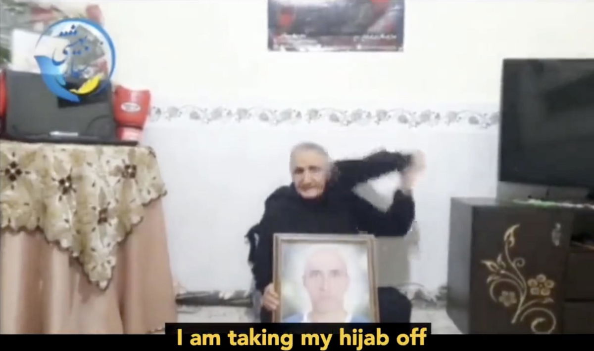 Gohar Eshghi, l’80enne iraniana che si toglie l’hijab per protestare contro il regime | VIDEO article-post