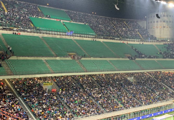 Gli ultrà costringono i tifosi a lasciare lo stadio dopo la notizia della morte di Boiocchi article-post