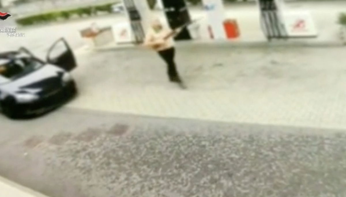 Il neonazista che sperona 15 auto e tenta di sparare ai carabinieri | VIDEO article-post
