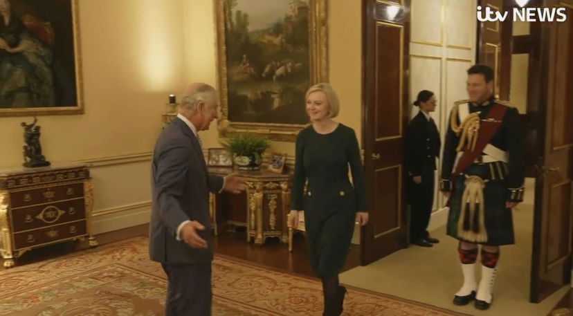“Santo cielo, ancora qui?”, la strana accoglienza di Re Carlo III alla premier Liz Truss | VIDEO article-post