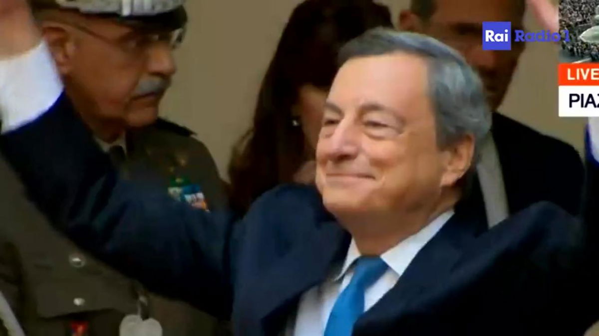 Il lungo applauso dei dipendenti di Palazzo Chigi a Mario Draghi nell’ultimo giorno da Premier | VIDEO article-post