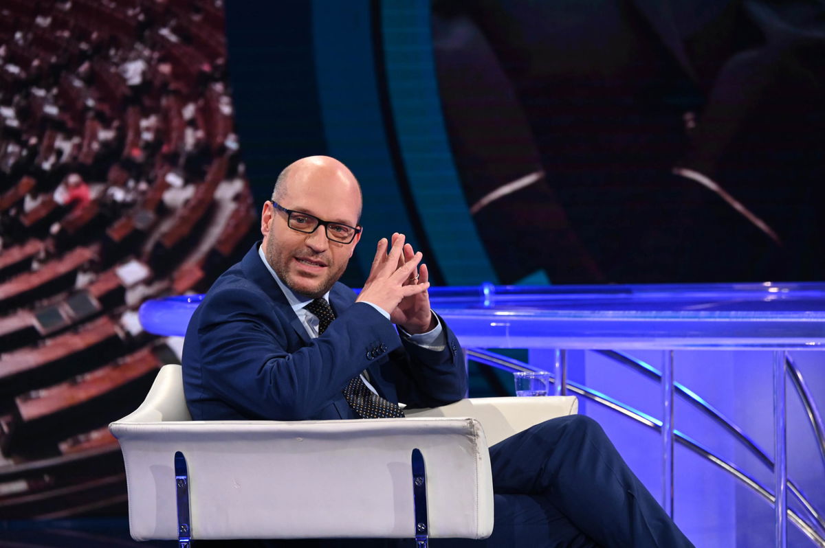 La (nuova) gaffe di Lorenzo Fontana che indica la votazione invece di indirla |VIDEO article-post