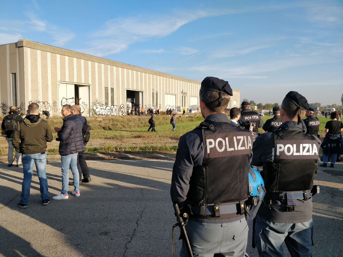 Parla un partecipante al rave di Modena: “I Vigili del Fuoco si divertivano con noi. L’edificio non era mai stato utilizzato” article-post