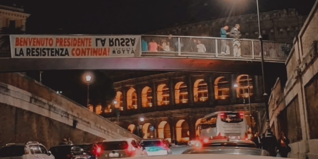 Lo striscione contro La Russa al Colosseo con il nome a testa in giù article-post