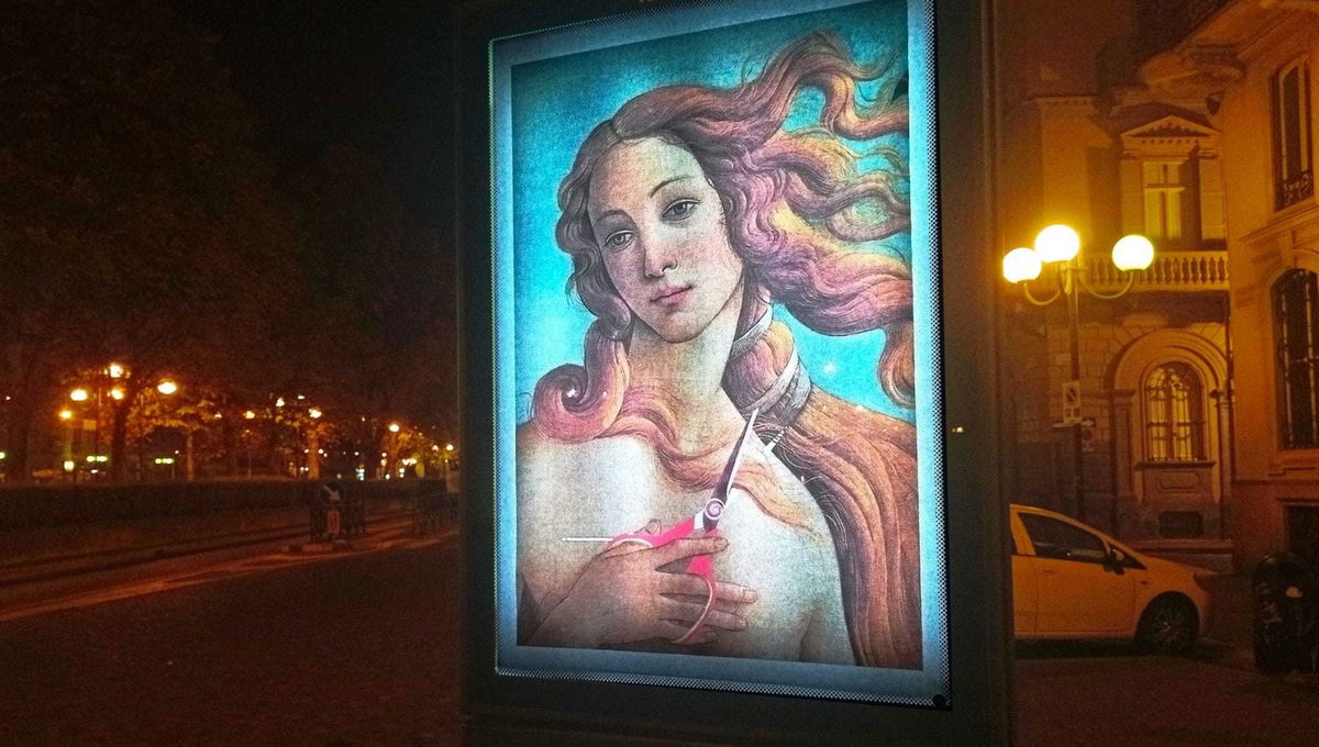 Anche la Venere di Botticelli si taglia i capelli per le donne iraniane nel nuovo murale comparso a Torino article-post