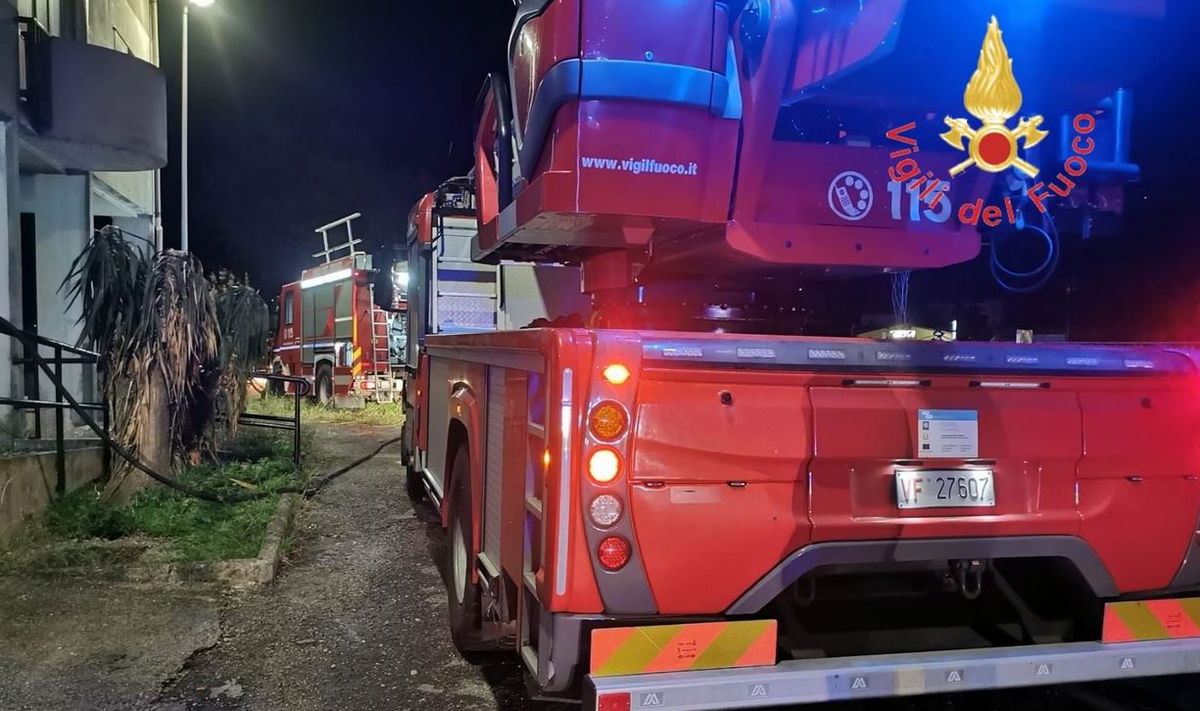 L’incendio che a Catanzaro ha ucciso tre fratelli di 12, 15 e 22 anni. Gravi i genitori e altri due figli article-post