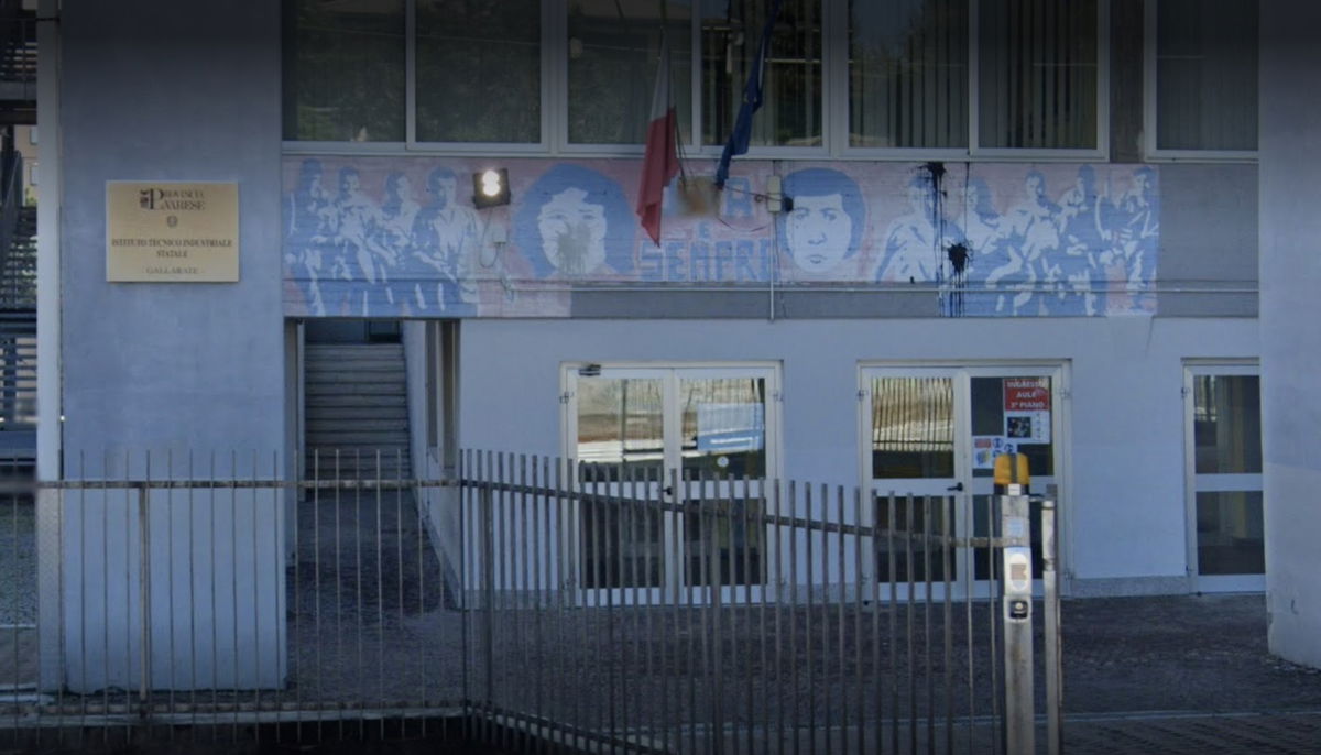 Lo studente che ha disegnato svastiche sulla cattedra prima di colpire la professoressa con un pugno al volto article-post