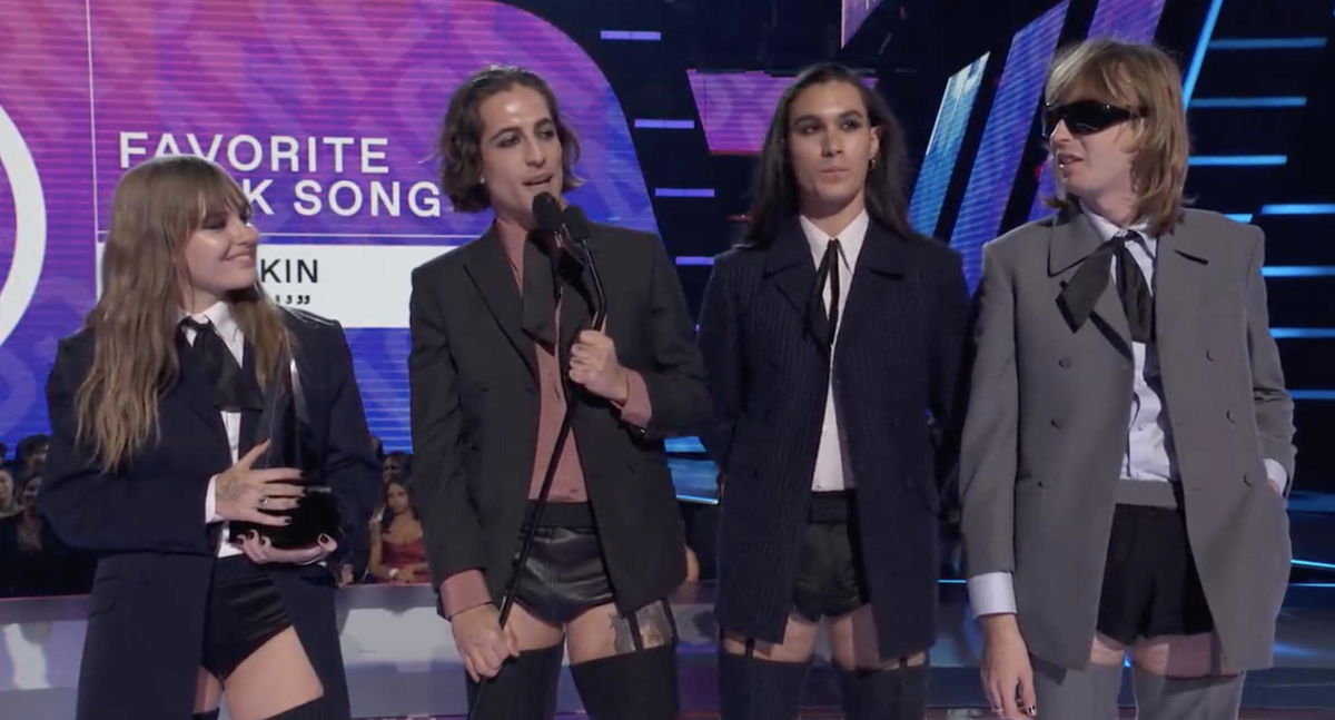 I Maneskin trionfano anche agli “American Music Awards” e ritirano il premio in reggicalze | VIDEO article-post