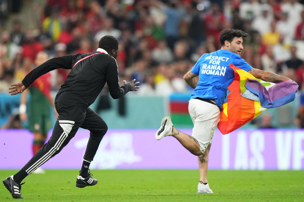 “Rispetto per le donne iraniane” e la bandiera arcobaleno, chi è l’italiano che ha invaso il campo durante Portogallo-Uruguay | VIDEO article-post