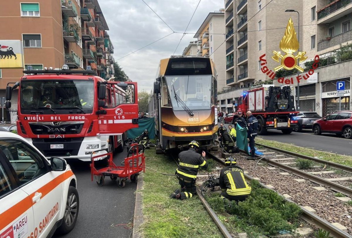 L’adolescente in bicicletta investito e ucciso da un tram a Milano article-post