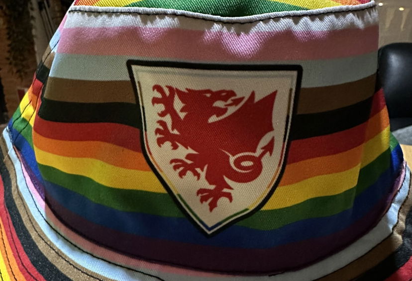 I cappellini arcobaleno confiscati ai tifosi del Galles in Qatar | VIDEO article-post