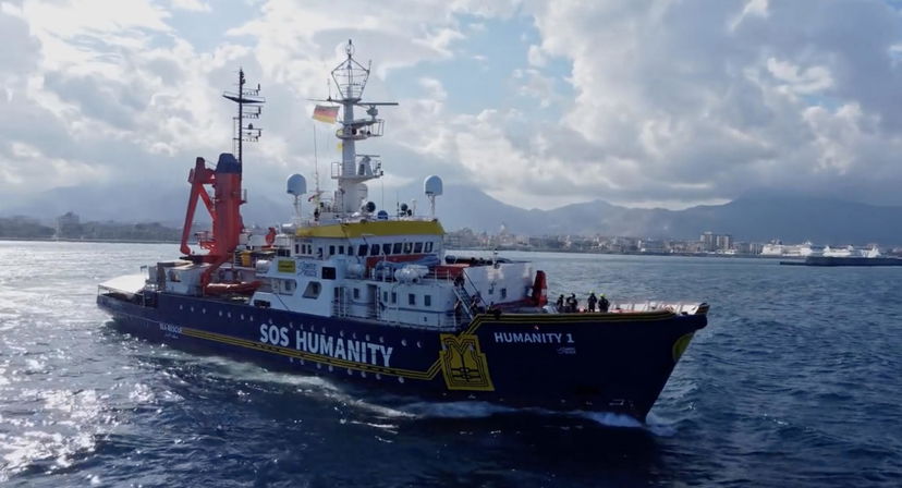 Migranti, le navi Humanity 1 e Geo Barents sono in acque italiane: “C’è l’ok delle autorità” article-post